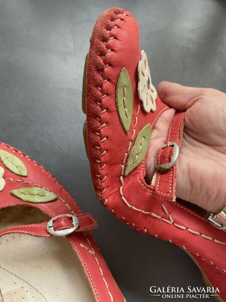 Angol ﻿Moshulu vajpuha tiszta bőr, csodás virágrátétes cipő - 41- es méret