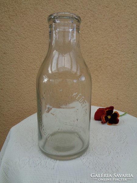 Antik tejes üveg , fél literes  , Egyesült Tejkereskedelmi  RT. Budapest