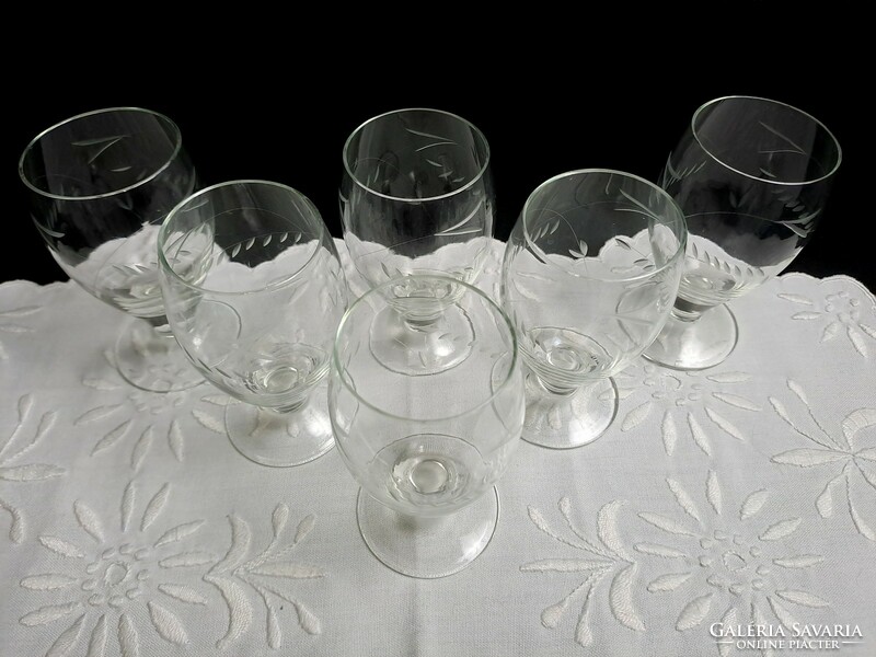 Set of 6 glass stemmed glasses polished with an old leaf pattern: wine. Liqueur, 1 dl