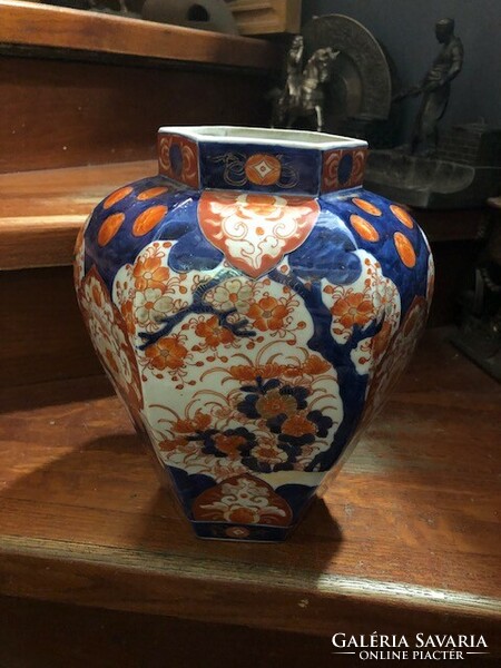 Very large lidded vessel with kylin finial - Imari - porcelain - Japan - Meiji period (1868-1