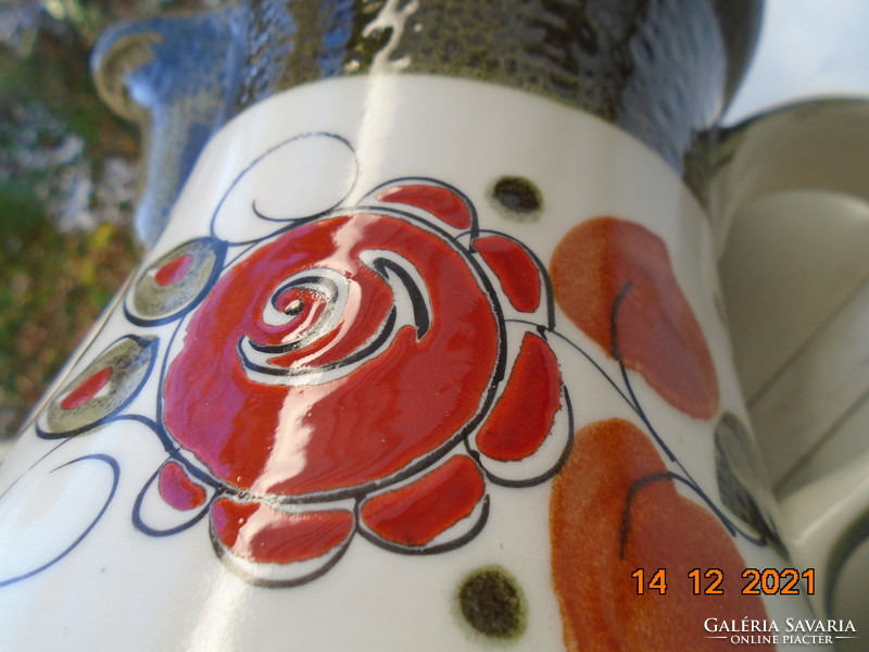 Kézzel festett majolika teás kiöntő dombor vörös rózsa mintával Schramberg Majolika Fabrik