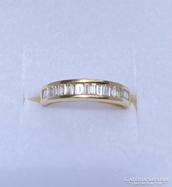 18-karat gold ring with baguette-cut diamonds!