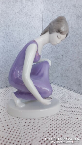 Hollóházi porcelán vízmerítő lány, hibátlan, 18,5 cm magas, talpazat 11,5 X 7 cm, jelzett