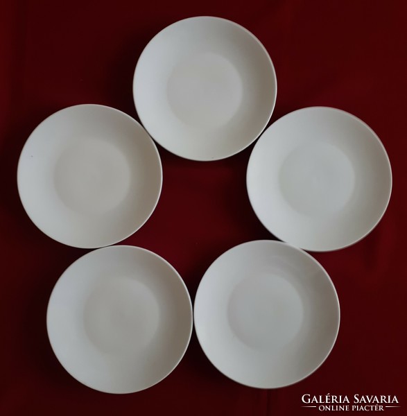 5 white cake plates with smooth lines
