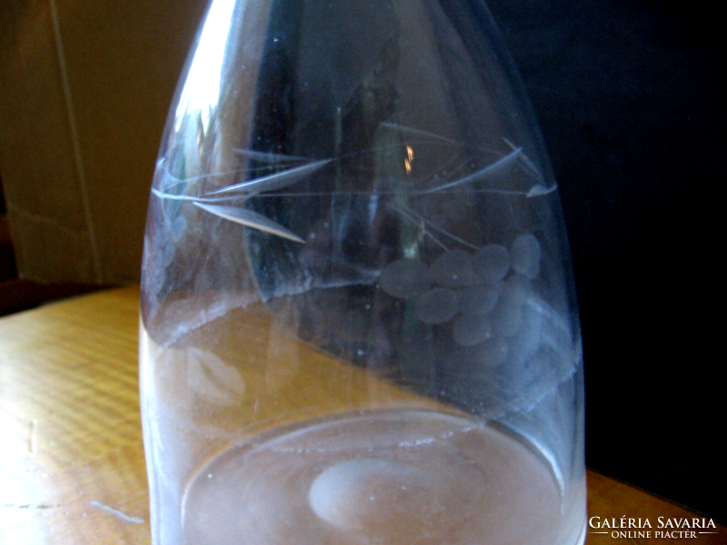 Antik szőlőfürtös csiszolt girlanddal díszített ital kínáló, palack, dekanter