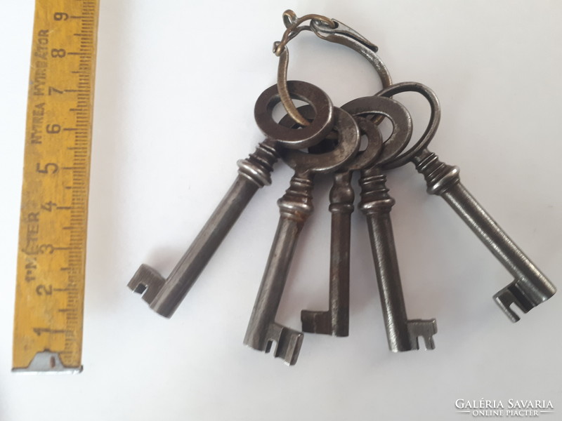 5 old dresser keys on an old key ring