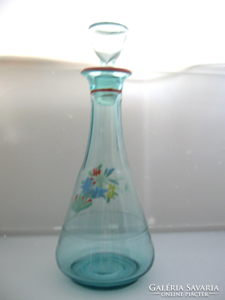 Antik zománcfestett havasi gyopáros, virágos kék üveg, palack, karafa,1 l-es kalibrálással.