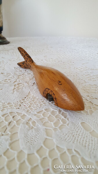 Hal,cápa alakú faragott fa sörbontó,palacknyitó