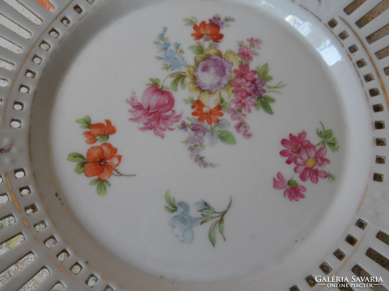 Virágos áttört szélű porcelán süteményes tányér