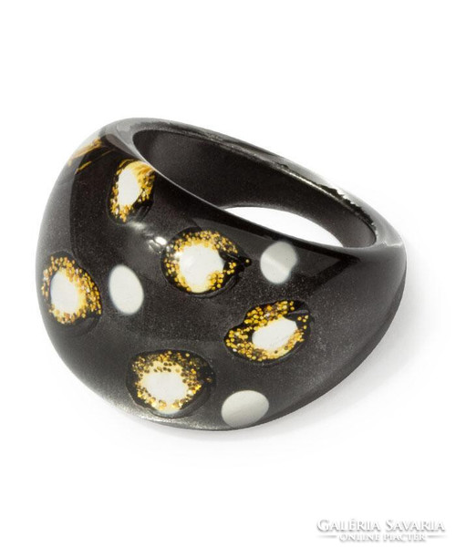 Fekete színű, arany pettyes 3D-s gyűrű akrilból, nagyon szép masszív gyűrű.