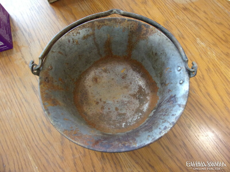 Iron cauldron 23 cm in diameter