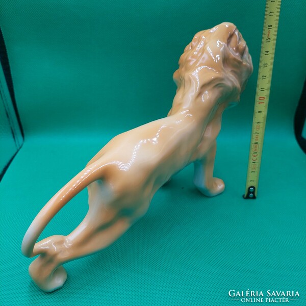 Retro lion porcelain figure