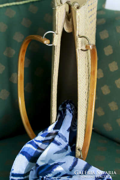 Unadulterated vintage bag with wooden handle, zipper, blue insert, never used.