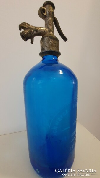 1931-es, kék szódásüveg, Homokfúvott felírattal, mintázattal. Antik ón fejjel.