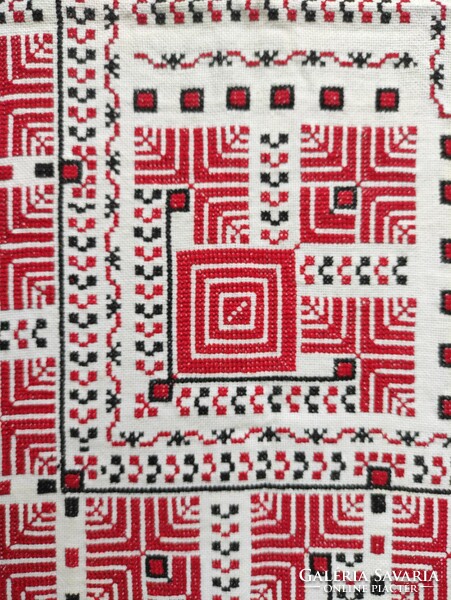 Beautiful tablecloth embroidered with white, black and red colors