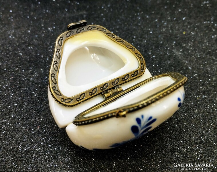Porcelain jewelry box with metal lock
