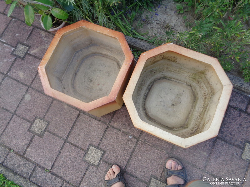 Pair of Zsolnay pyrogranite large outdoor pots from the 60s. Rare !!