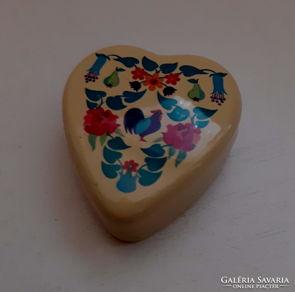 Metal heart-shaped medicated jewelry box with a folk pattern on it