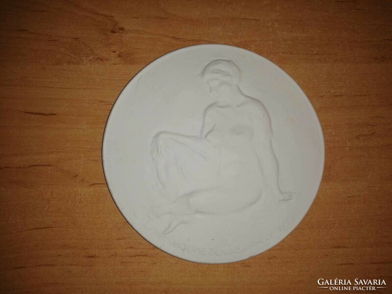 Biscuit porcelain reminiscent of ancient Rome female nude relief plaque coin Hódmezővásárhely 1995 (b)