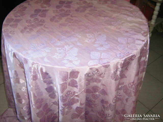 Gyönyörű vintage orgonalila virágos selyem damaszt terítő