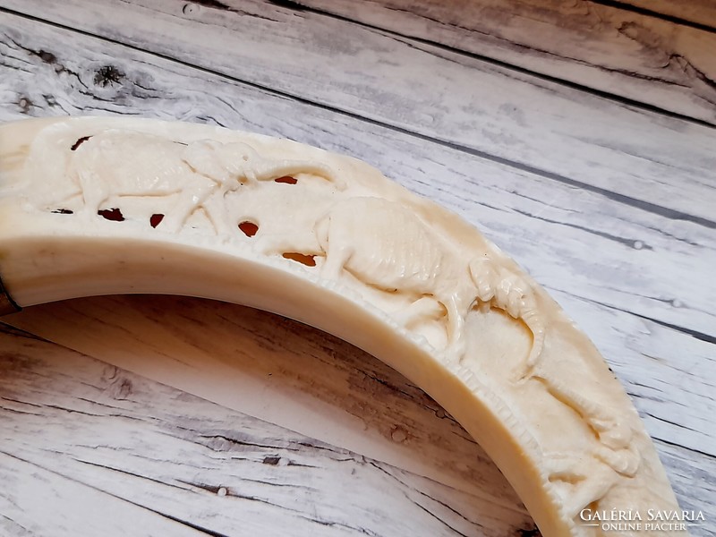 Réz sörnyitó faragott csont nyéllel, elefánt motívumokkal, 16 cm