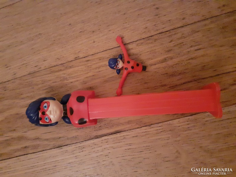 Miraculous ladybug - marinette - pez candy holder - in mint condition + 1 half kinder