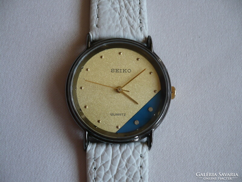 Seiko is a women's watch with a quartz structure and a special dial