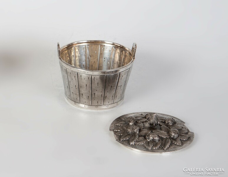 Ezüst antik fazonú vajtartó plasztikus szamócákkal díszítve