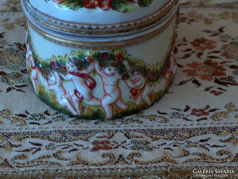 Nápolyi porcelán bonbonier,gazdagon díszített, szép darab