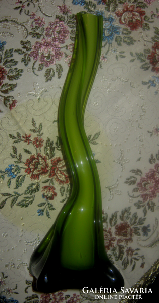 Zöld csavart üveg váza egyszálas