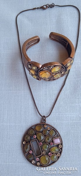 A special copper-colored bisque jewelry set