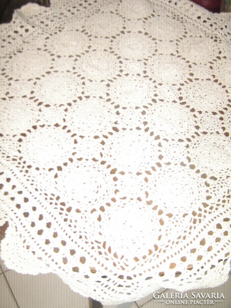 Tablecloth with antique hand-crocheted Art Nouveau notes