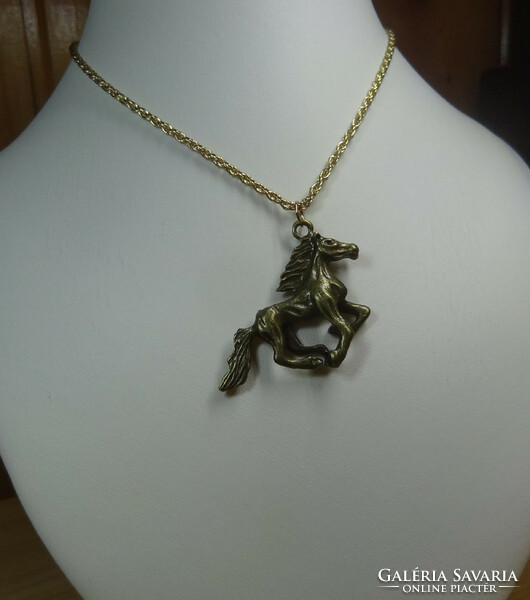 3D galloping paripa double-sided pendant, on a beautiful Welsh chain. The size of the horse: 44 x 25 x 6mm. Beautiful.