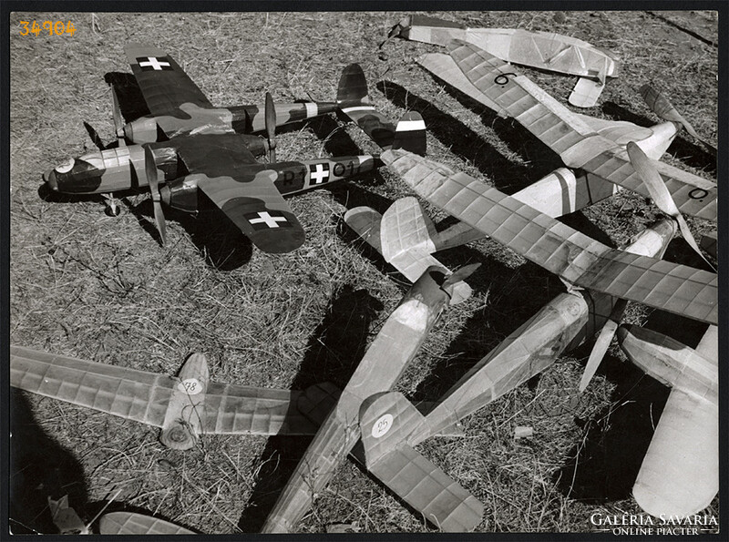 Nagyobb méret, Szendrő István fotóművészeti alkotása. Repülőmodellek egy bemutató-versenyen, 1930-as