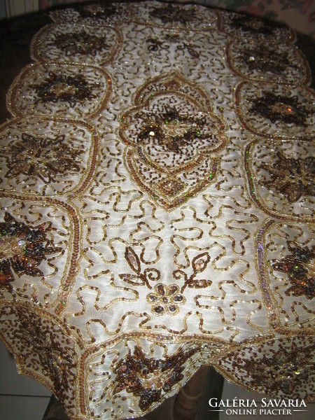 Meseszép gyöngy hímzéses különleges terítő asztalközép