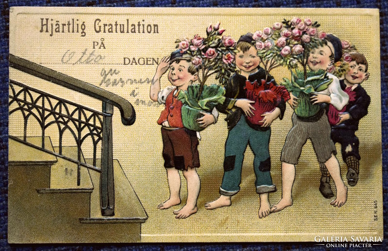 Antik  dombornyomott Névnapi üdvözlő képeslap gyerekek rózsacsokorral