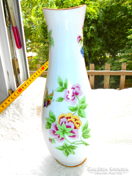 Pillangó, hortenzia mintás Hollóházi porcelán ﻿váza. 25 cm magas.
