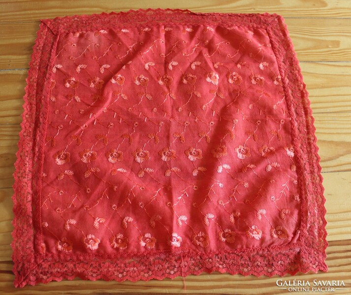 Piros csipkeszélű textilzsebkendő