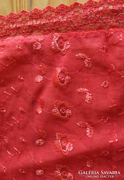 Piros csipkeszélű textilzsebkendő