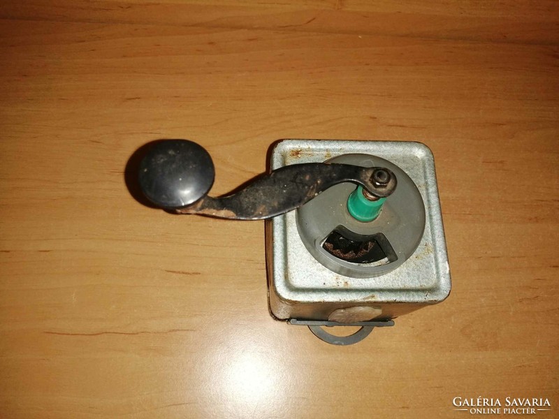 Antique metal pepper grinder 8*8*8 cm
