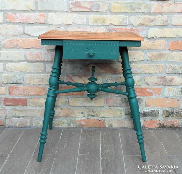 Vintage kisasztal, lerakóasztal, asztalka