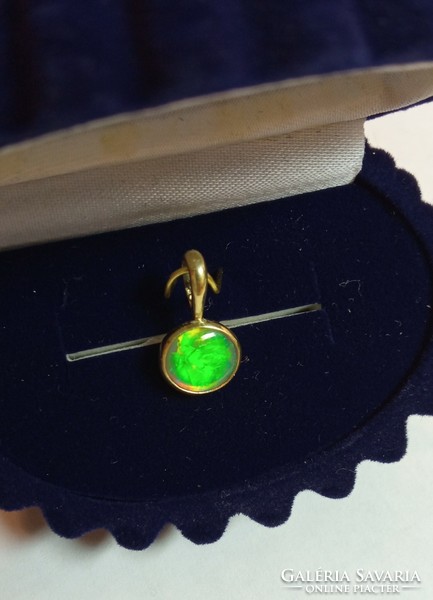 Australian opal gold pendant, 1.01 g