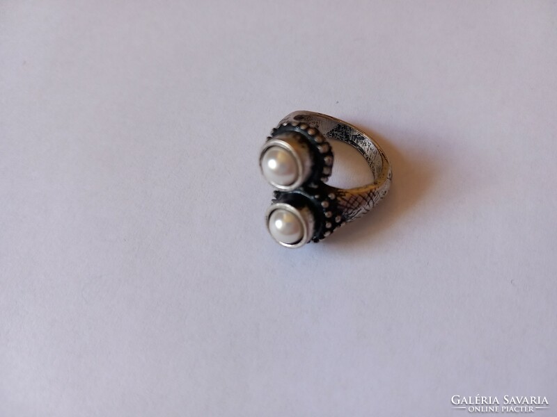 Exquisitely executed antique ring decorated with pearls