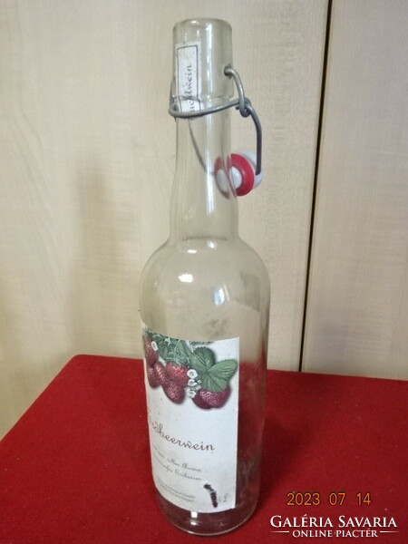 There was strawberry wine in a white 0.75 l bottle with a buckle. Jokai.