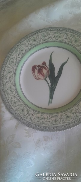 The royal collekcio tulip plate is flawless