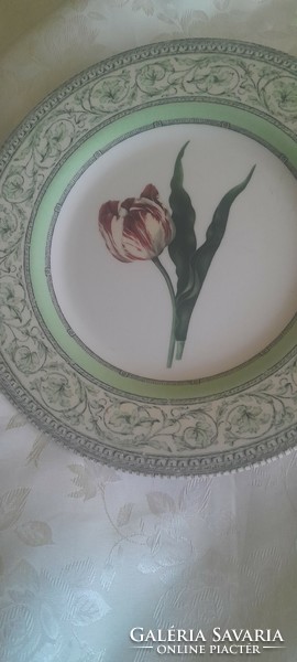 The royal collekcio tulip plate is flawless