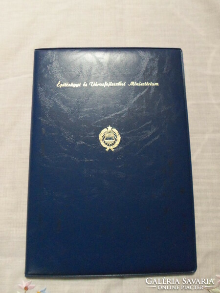 Retro kitüntetés- és oklevéltartó (1980, Építésügyi és Városfejlesztési Minisztérium)