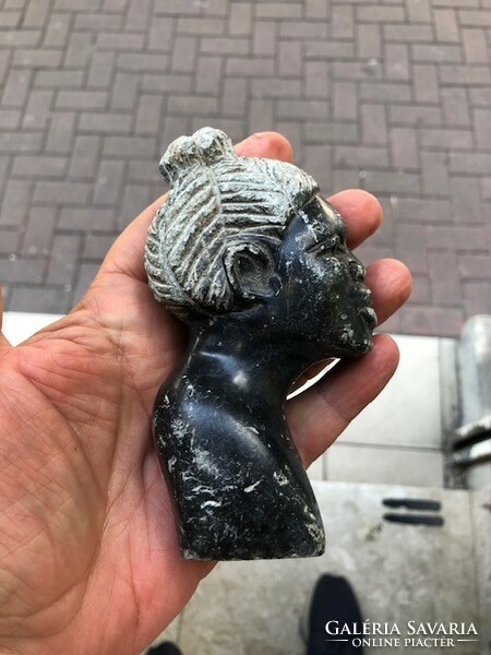 Obszidián kőből, női büszt, régi, afrikai, 13 cm-es nagyságú.