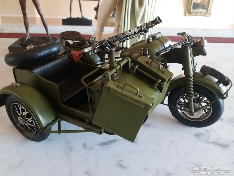 Katonai oldalkocsis motorkerékpár, géppuskával felszerelt