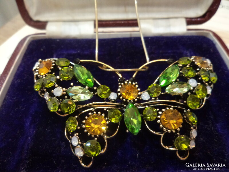 Butterfly brooch giant _ with brilliantly sparkling stones_ beautiful _ can also be strung on a chain